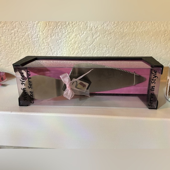 Elegant High Heel Cake Server with Pink Ribbon - Picture 5 of 6